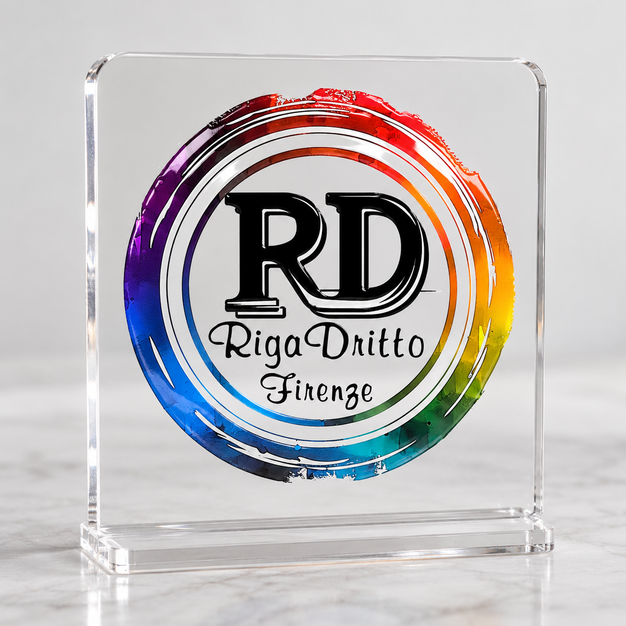 Mockup illustrativo di targhetta in acrilico con logo Riga Dritto in DTF UV