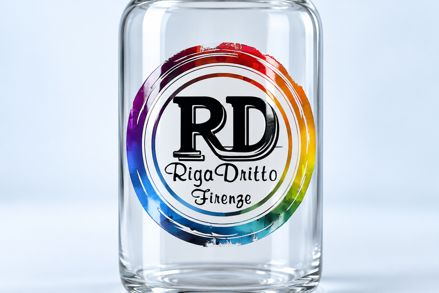 Esempio illustrativo di transfer DTF UV lucido con logo Riga Dritto applicato su una bottiglia di vetro