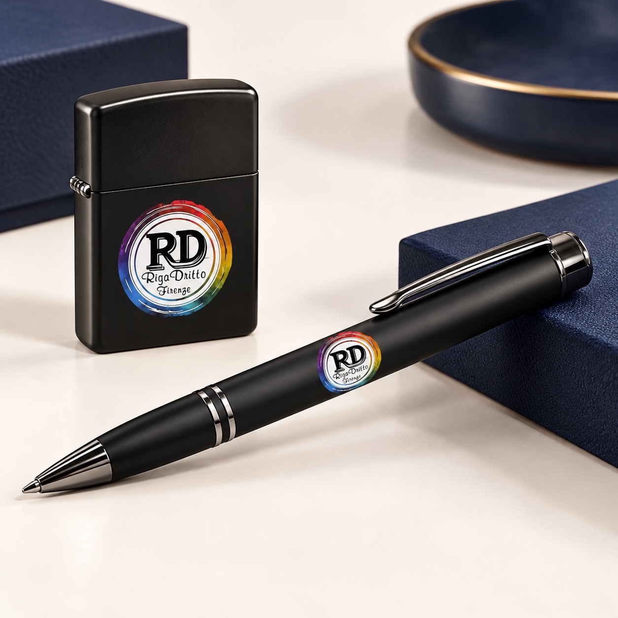 Penne e accendini personalizzati con il logo Riga Dritto